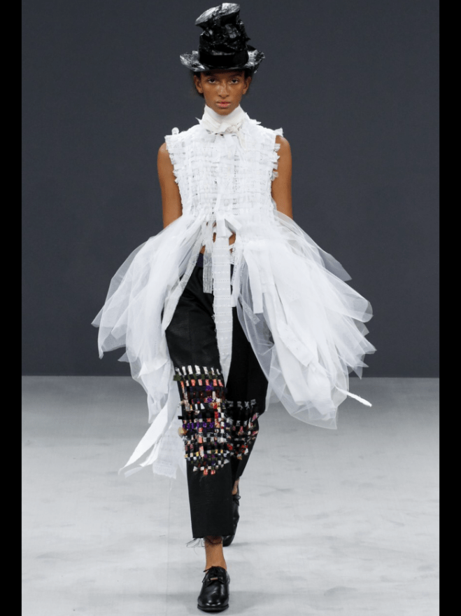 Viktor and Rolf Haute Couture Fall 2016, photo courtesy Vogue Runway app