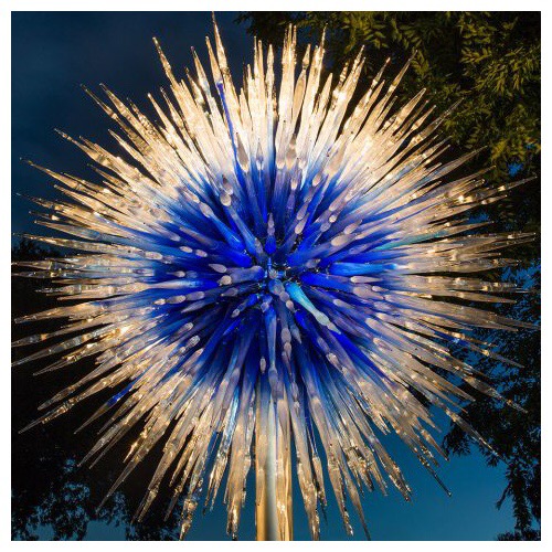 Dale Chihuly, Sapphire Star, 2010, 92 x 93 x 92", The New York Botanical Garden, installed 2017. © Chihuly Studio.